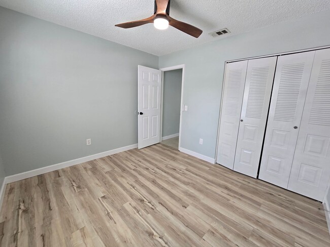 Building Photo - Charming 2 Bed / 1 Bath Annual Rental in Port Charlotte