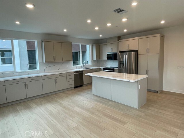 Building Photo - 691 S Lyon St