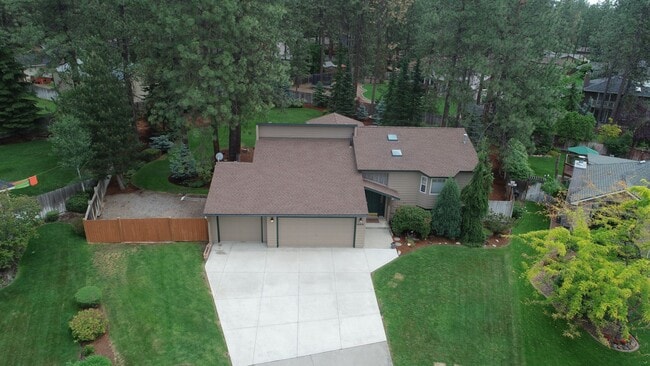 Building Photo - COMING SOON !! 3 bed 2.5 Bath Home on .5 acre lot in corner of Culdesac Mead School District