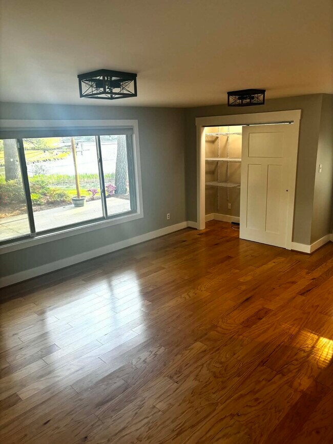 Building Photo - 339 Thole St