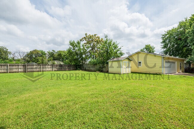 Building Photo - 418 N Florence St