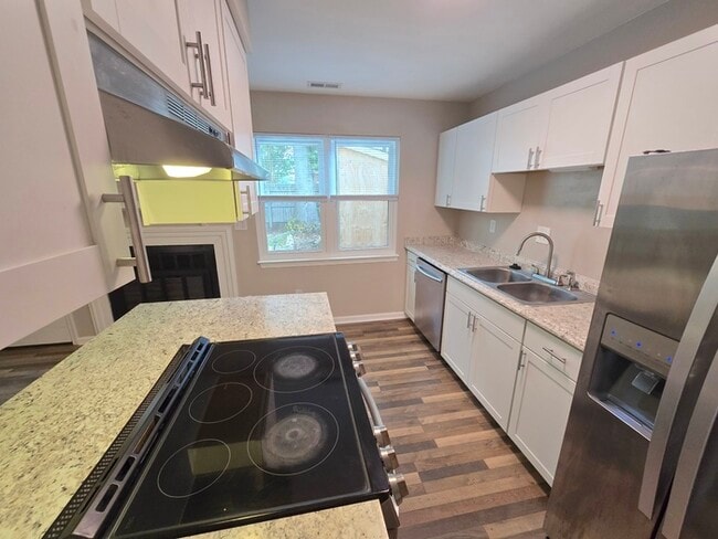 Building Photo - 3 BEDROOM END UNIT TOWNHOUSE FOR RENT IN V...