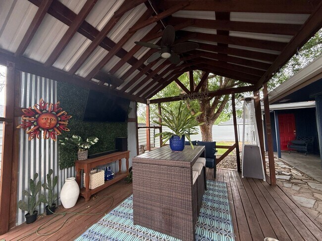 Building Photo - Beautifully updated home IN THE BLUFFS!