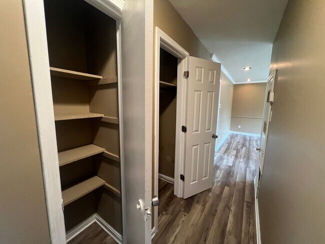 Building Photo - 3 bedroom 1 bathroom single level home