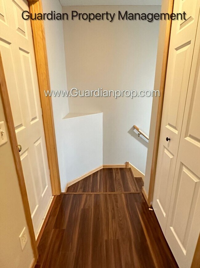 Building Photo - Maple Grove Town Home, 2 Car Garage, W/D, Balcony, Dishwasher, Avail June/July