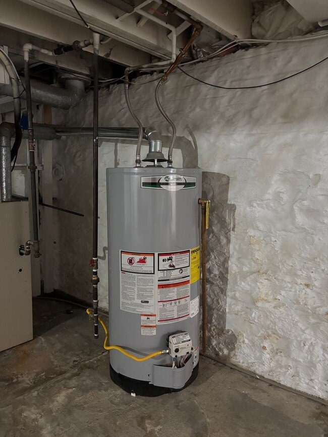 Building Photo - Completedly Remodeled 2+ Bedroom Home