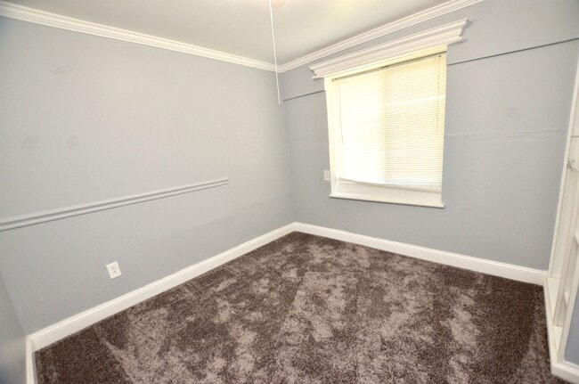 Building Photo - Cozy Home near Merle Hay!