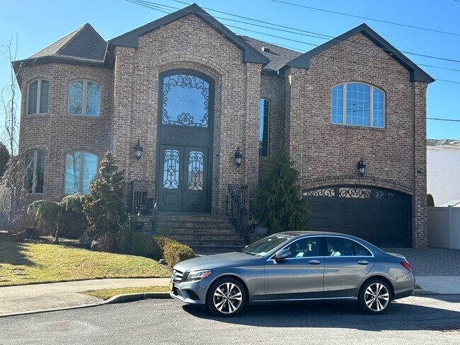 Building Photo - 282 Vernon Ave