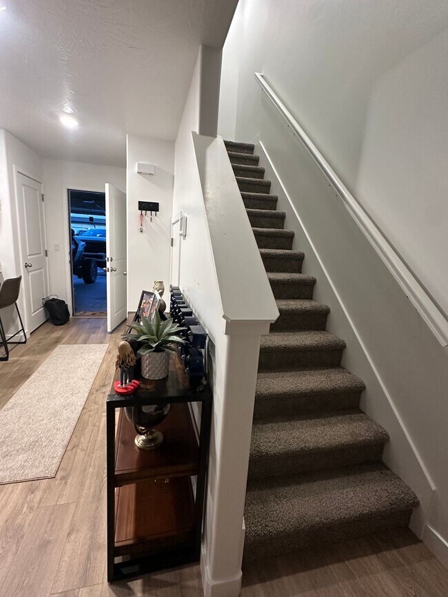 Building Photo - Townhome in Long Valley!
