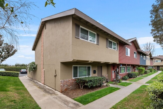 Building Photo - updated and unique 3 bedroom