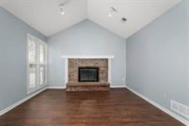 Building Photo - 402 NE Independence Ave