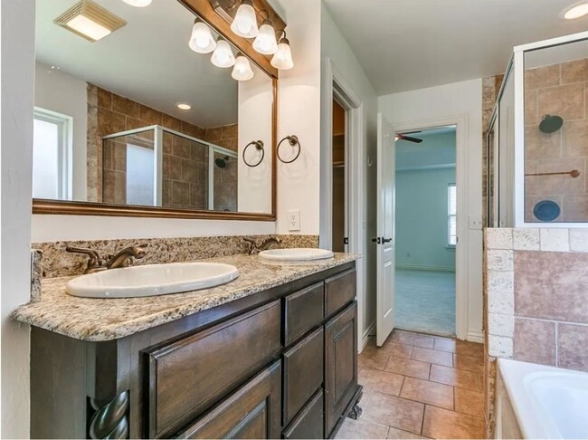 Building Photo - Spacious 4 Bed 2 Bath + Bonus Room In Edmond