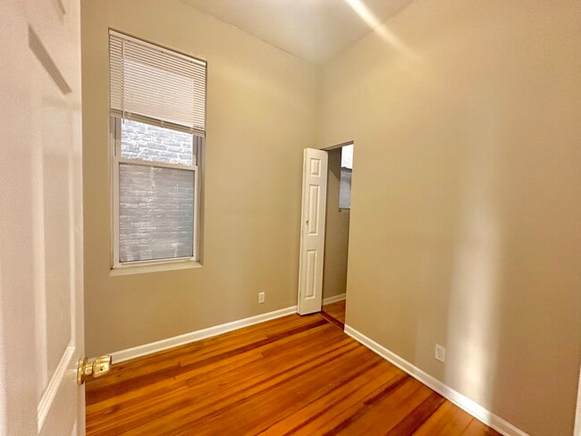 Building Photo - 851 N Ashland Ave