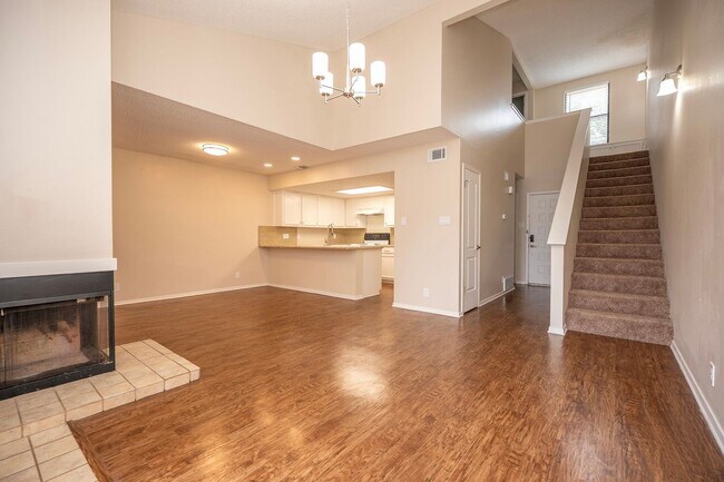 Building Photo - Updated 3-Bedroom Townhome with First-Floor Primary Suite