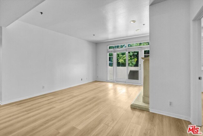 Building Photo - 2222 Beachwood Dr