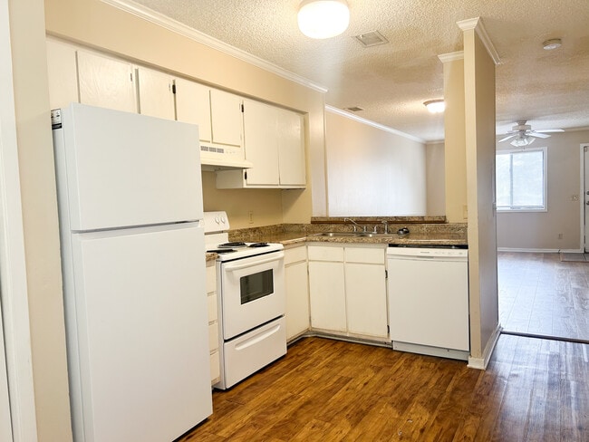 Building Photo - 16 Canterbury Ct