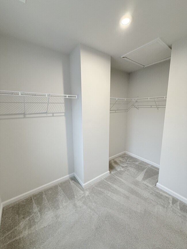 Building Photo - 400 el Camino Dr