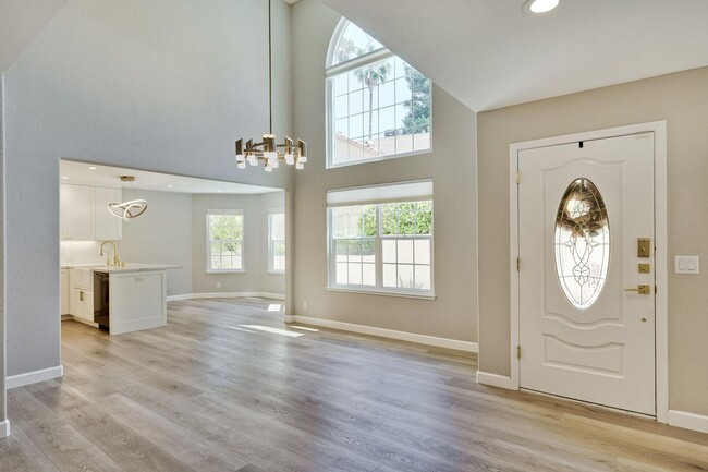 Building Photo - Beautiful and spacious 3 bedroom 2.5 bath ...