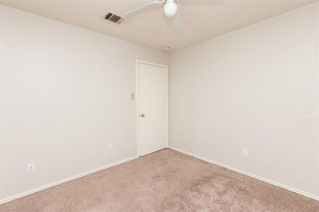 Building Photo - 1029 Christopher Ave