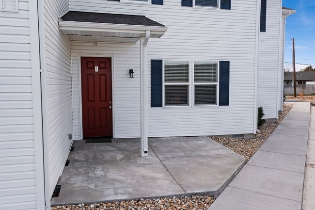 Building Photo - "Discover Comfort & Style: Spacious 3-Bed,...