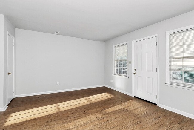 Building Photo - Lovely Two Bedroom Apartment Near Cotswold!