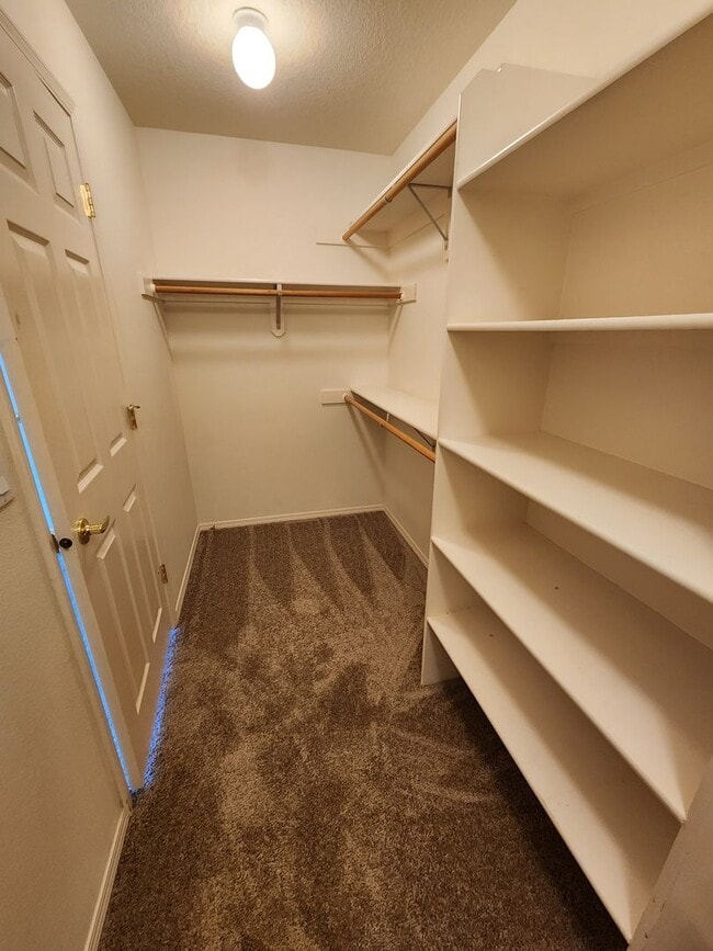 Building Photo - Bethany Home Available