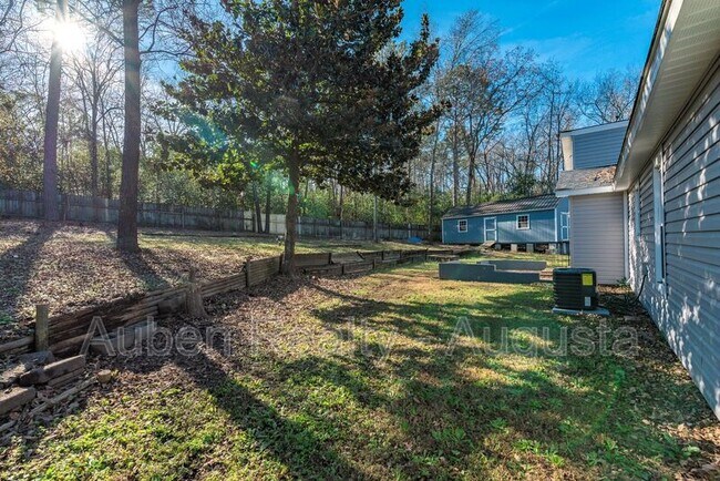 Building Photo - 250 Brooks Dr