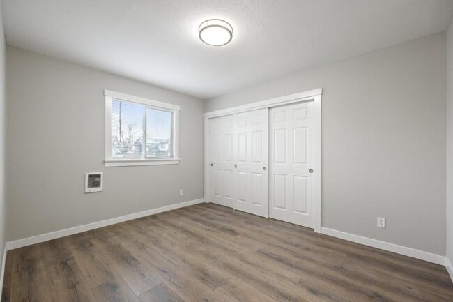 Building Photo - 920 W Entiat Ave