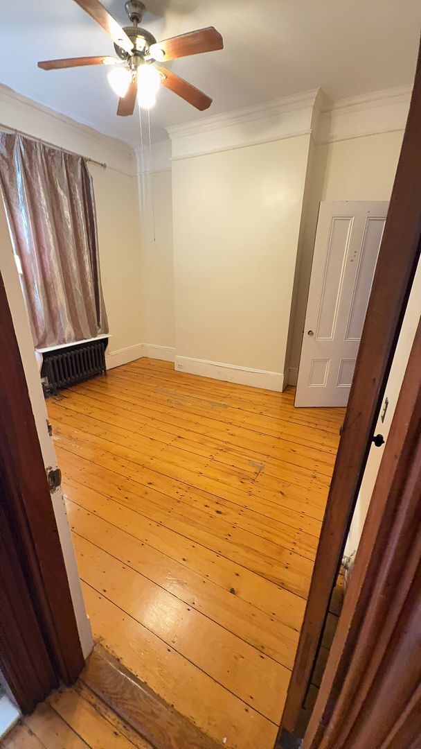 Building Photo - 3 Level Brownstone on Charming Street