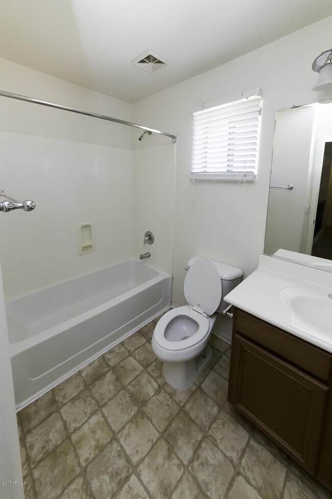 Building Photo - BEAUTIFUL 4 BED 2.5 BATH, OVER 2300SQFT., ...