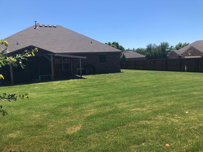 Backyard - fenced in from corner view - 337 N Sabine Pass Rd