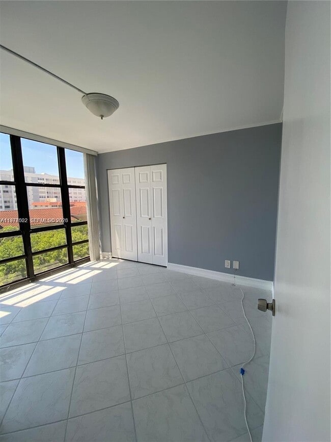 Building Photo - 2049 S Ocean Dr