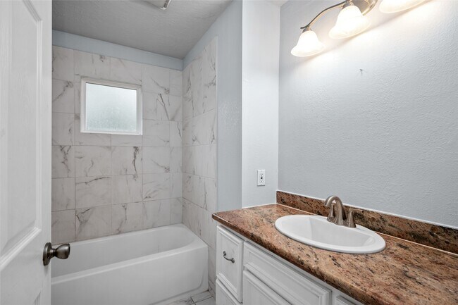 Building Photo - 1011 E 39th St