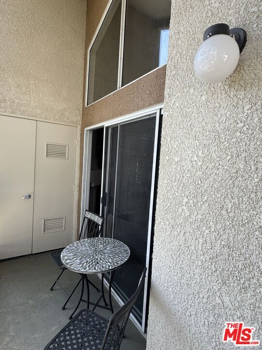 Building Photo - 5550 Owensmouth Ave