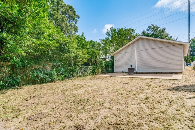 Building Photo - Charming 3-Bedroom Home Near Downtown Pensacola