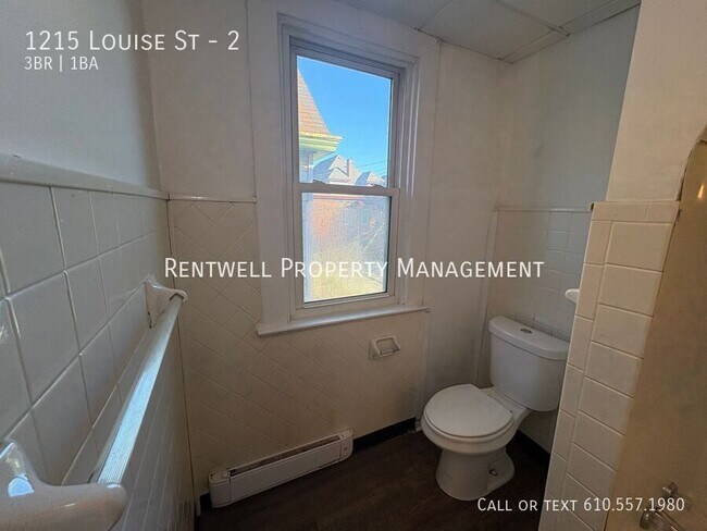 Building Photo - 1215 Louise St