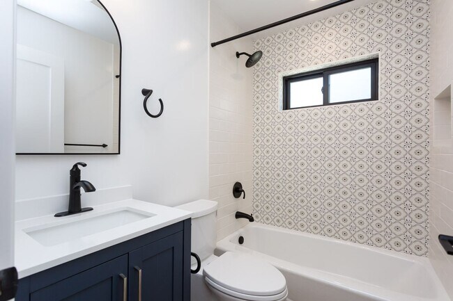 Building Photo - 2610-2612 Juan Street