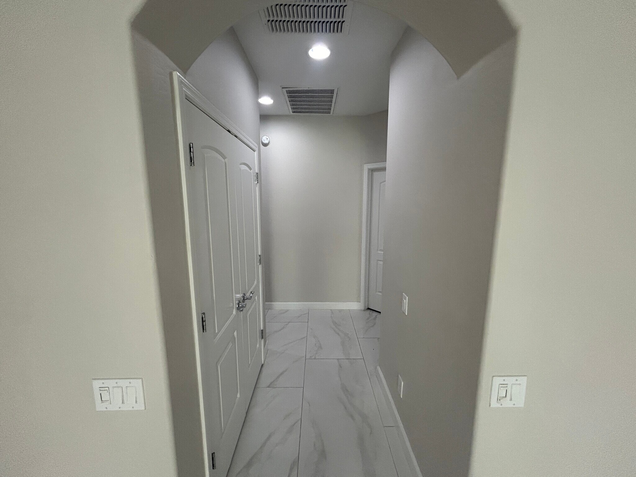 Building Photo - 10765 W Avenida del Rey