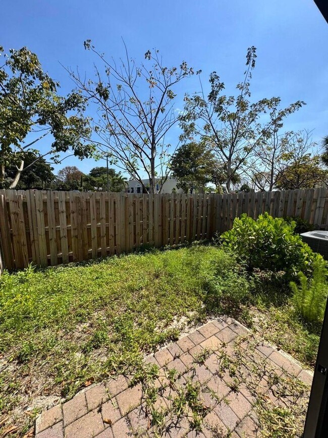 Building Photo - 5442 SW 14th Ct