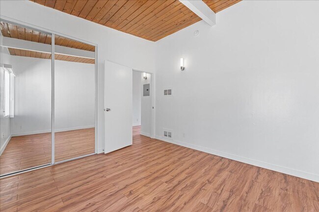 Building Photo - 6114 Cahuenga Blvd