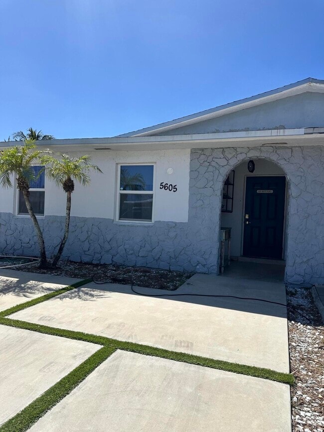 Building Photo - 5605 SW 24th Ave