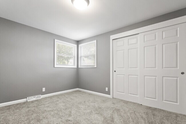 Building Photo - Big, Bold, and Beautiful Upper Unit!