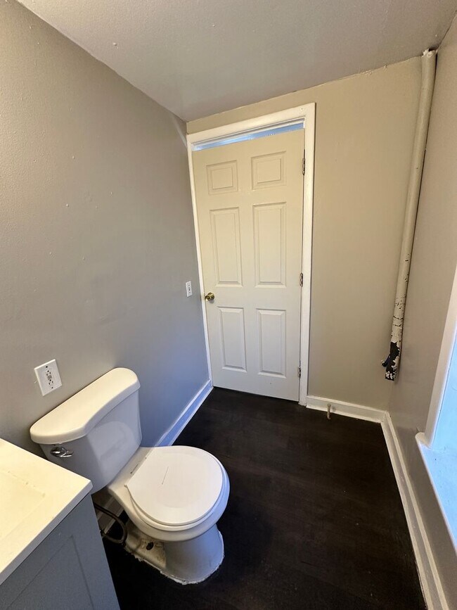 Building Photo - Spacious Single Family Home Ready for Rent in Great Neighborhood