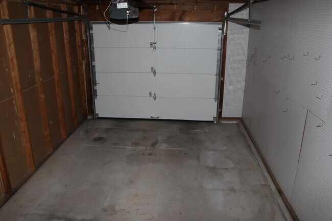 Building Photo - 609 Holly Hill Dr