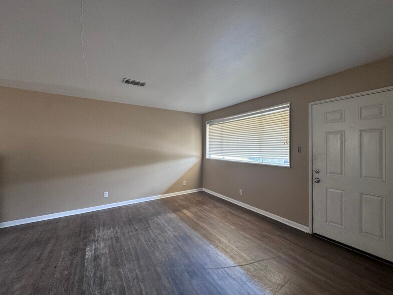 Building Photo - 2214 N Berkley Dr