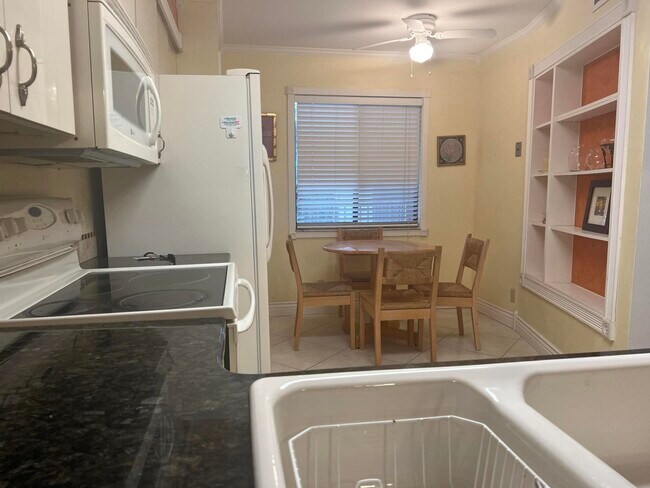 Building Photo - 14475 Strathmore Ln