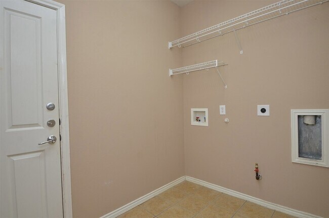 Building Photo - 915 Butterfly Ln