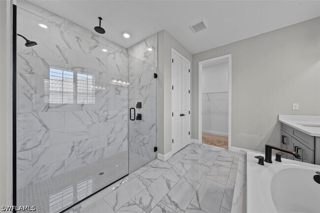 Building Photo - 2038 Grove Dr