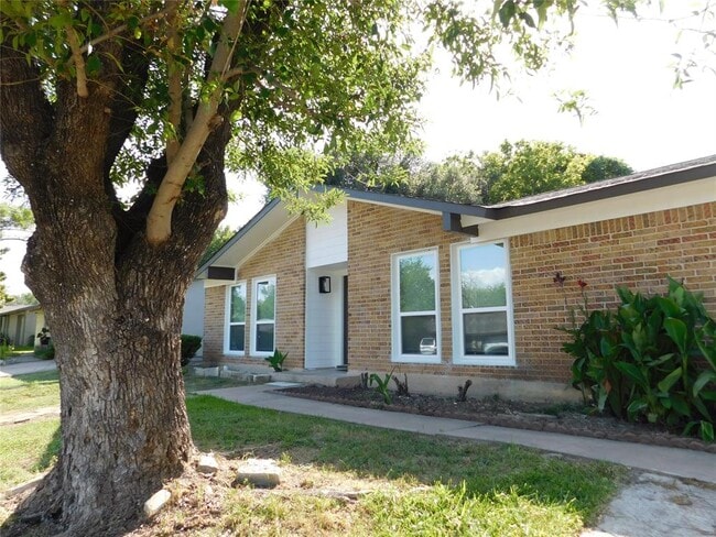 Building Photo - 10100 Woodglen Dr