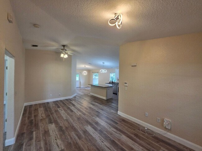 Building Photo - Beautiful 3 Bedroom 2 Bathroom Daytona Beach Home